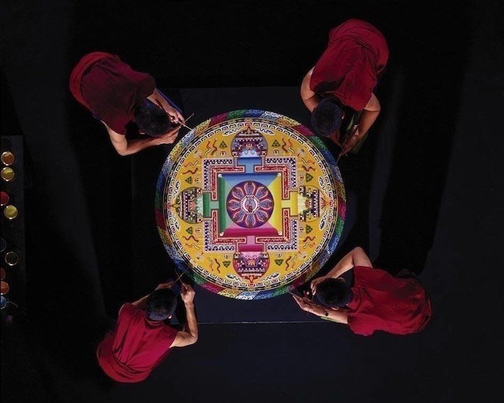 Тибетские монахи создают сложнейшую мандалу, используя триллионы разно