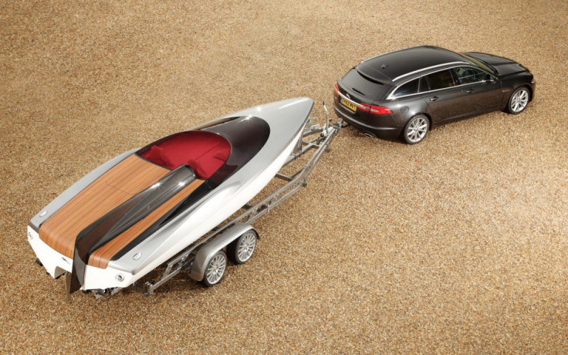 Универсал Jaguar XF и безымянный катер