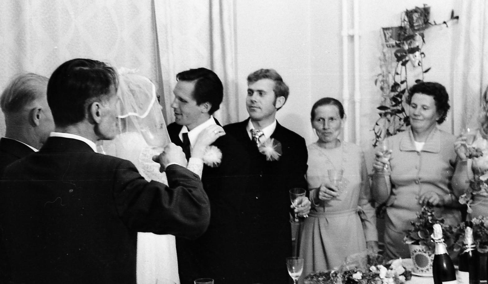 Свадьба в ссср на которой все умерли. Советская свадьба. Свадьба 1970 год. Свадьба в СССР 80. Советские Свадебные фотографии.