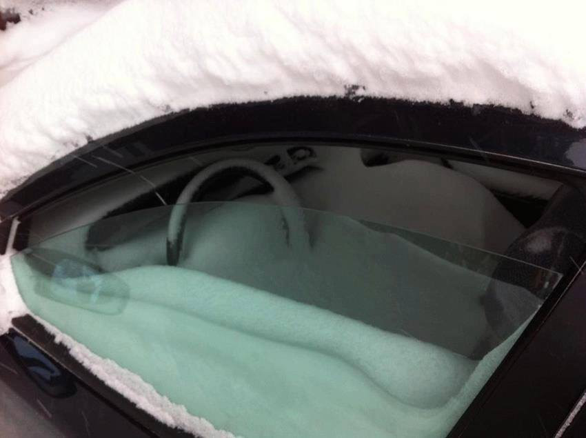 Снег в салоне автомобиля. Сугроб в салоне машины. Забыл закрыть окно в машине зимой. Снег в машине в салоне.