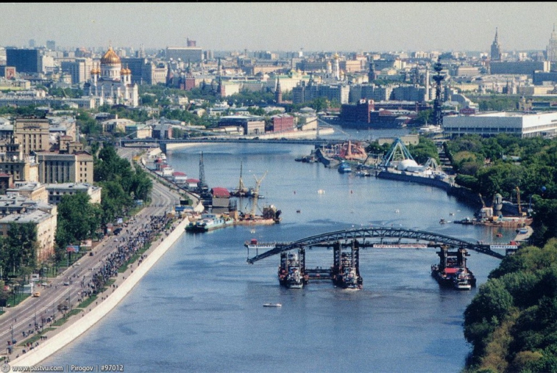 Как передвигали мост в Москве