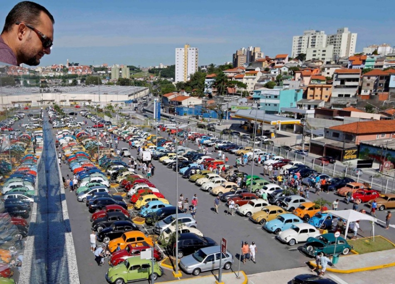 Cобрание владельцев VW Beetle в Бразилии