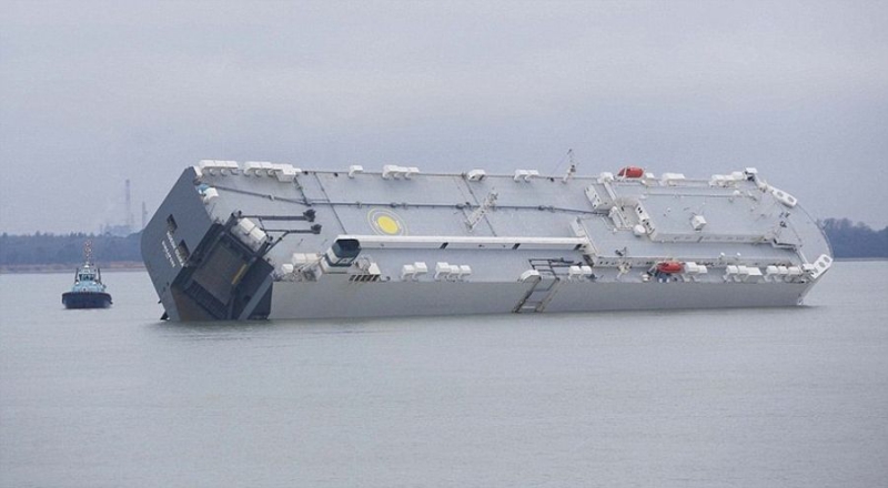Корабль-автовоз "Hoegh Osaka" отбуксирован в порт Саутгемптон
