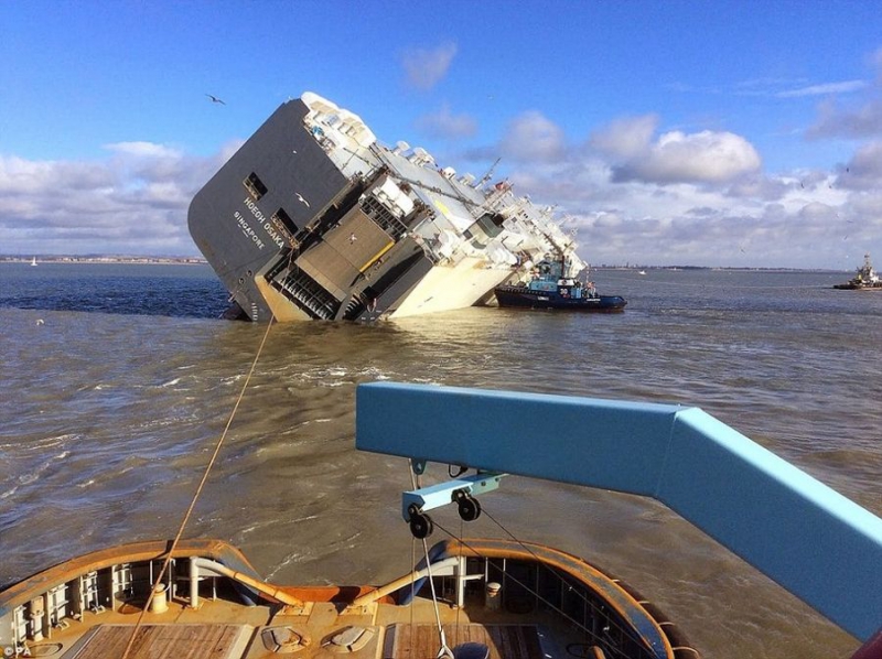 Корабль-автовоз "Hoegh Osaka" отбуксирован в порт Саутгемптон