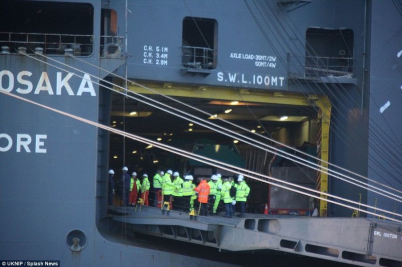 Корабль-автовоз "Hoegh Osaka" отбуксирован в порт Саутгемптон