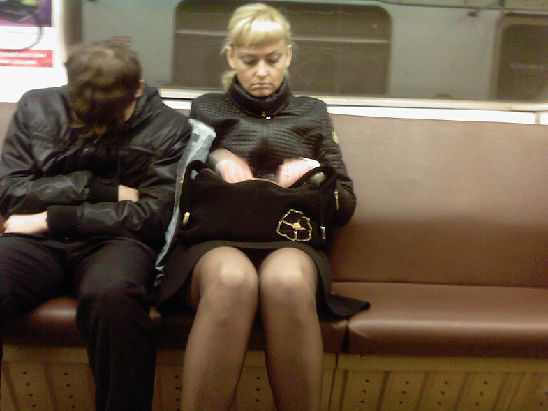 Девушки в метро в чулках