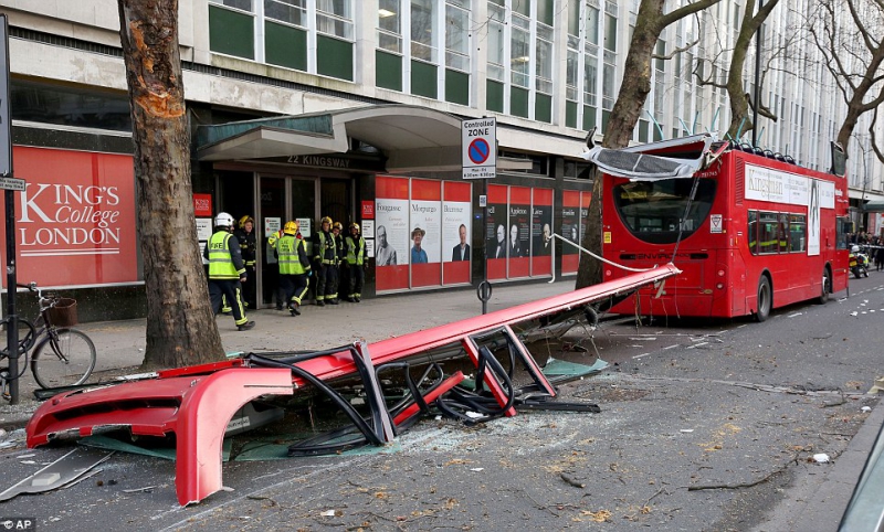 В Лондоне городской автобус врезался в дерево