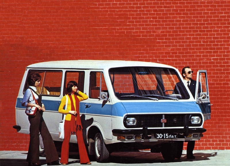 Рекламные фотографии советских автомобилей