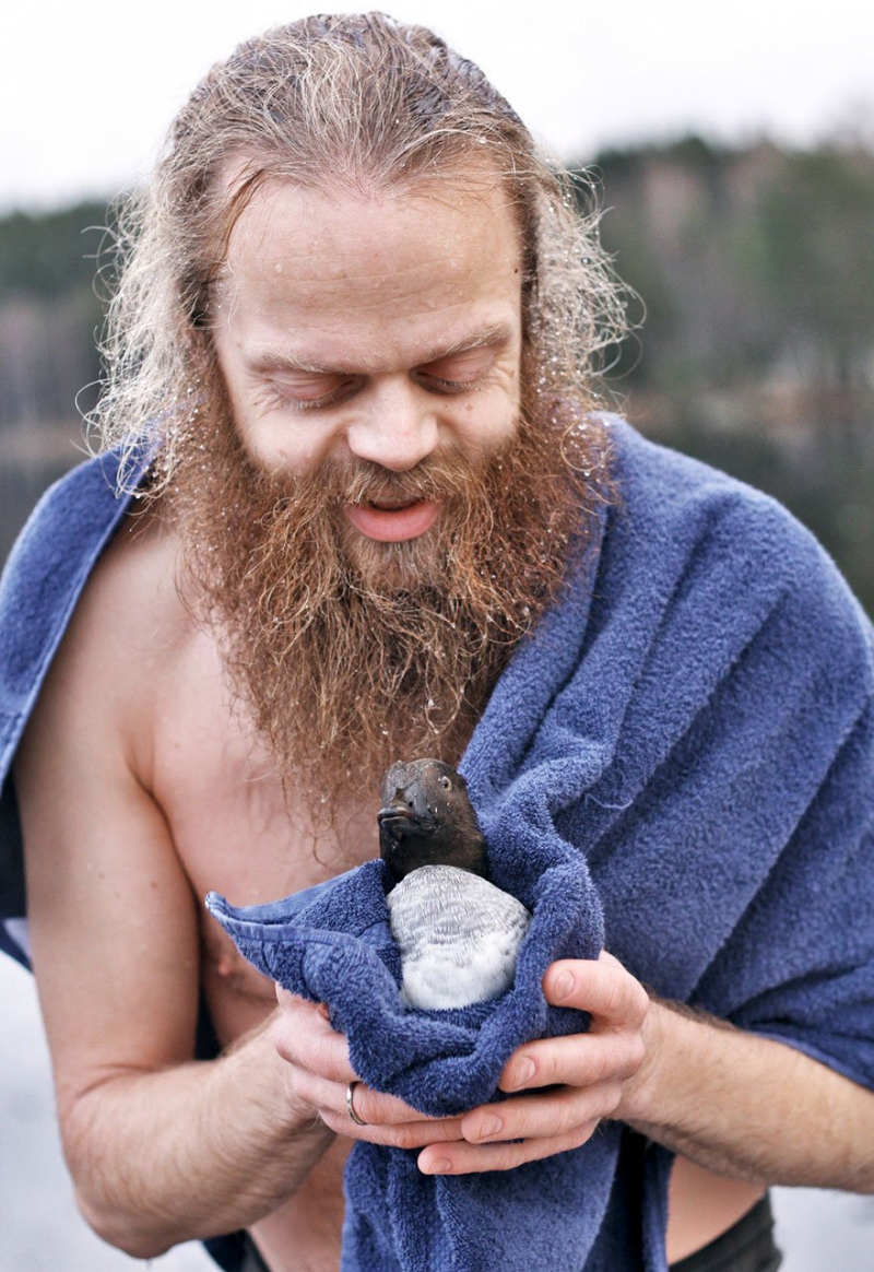 Норвежский парень спас тонущую утку из ледяного плена