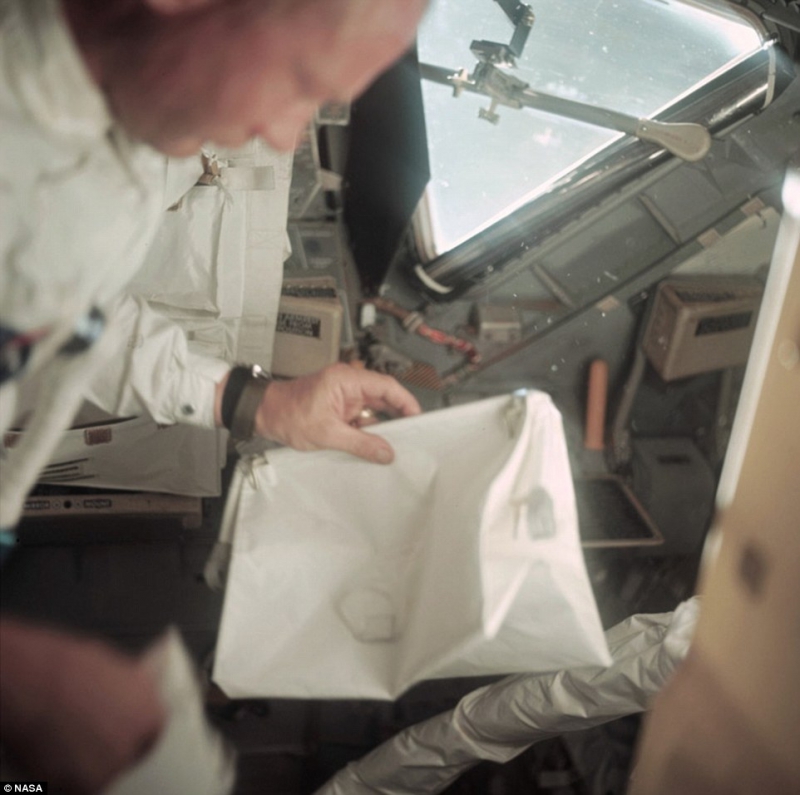 Жена Нила Армстронга обнаружила в чулане сумку знаменитого астронавта