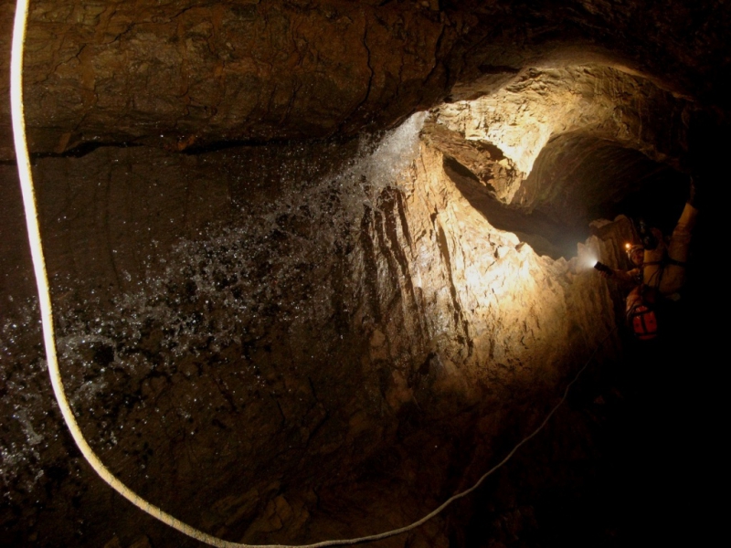 Воронья пещера - самая глубокая пещера в мире  