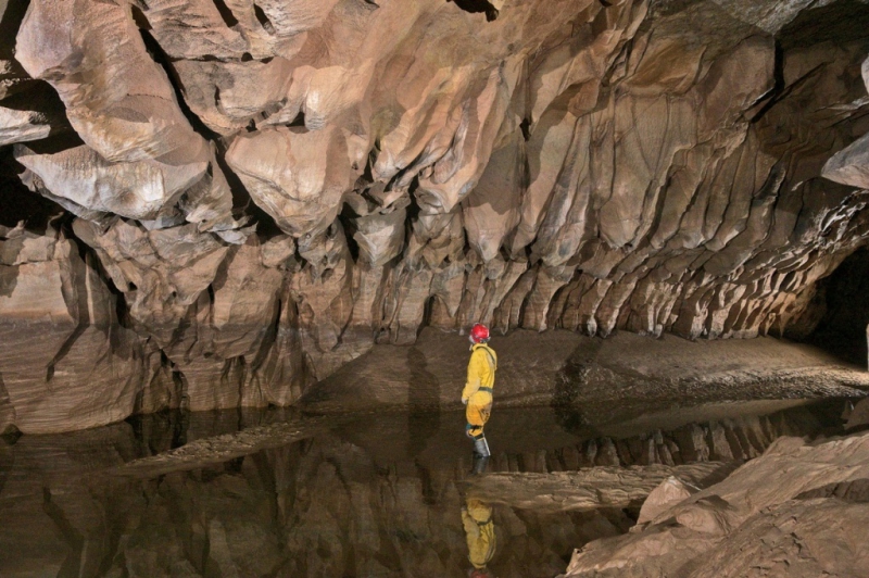 Воронья пещера - самая глубокая пещера в мире  