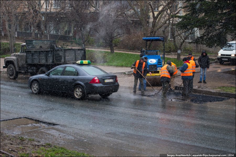 Как ремонтируют дороги в Севастополе