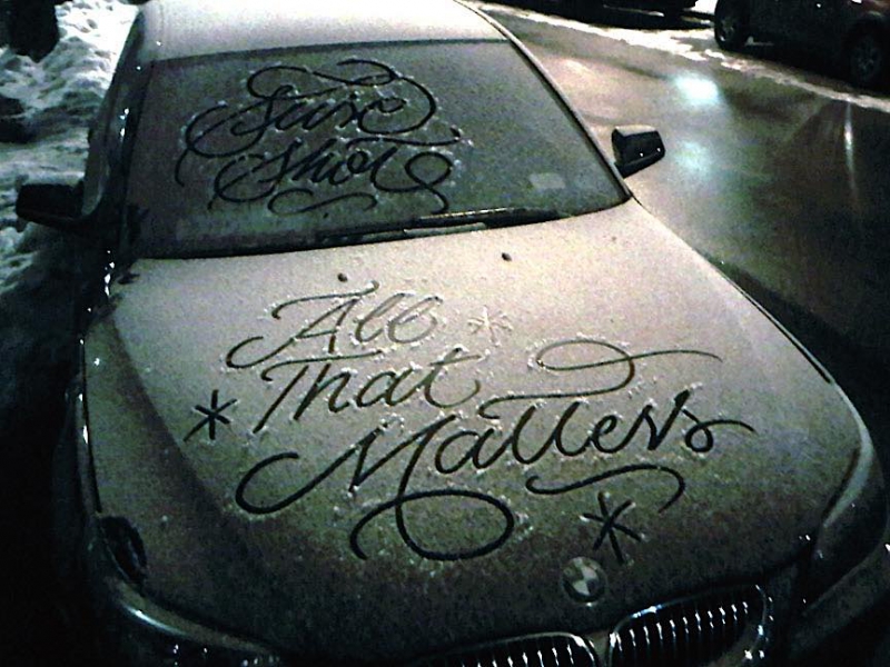 Таинственные надписи на заснеженных автомобилях