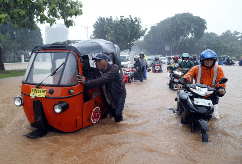 Сильные наводнения в Индонезии