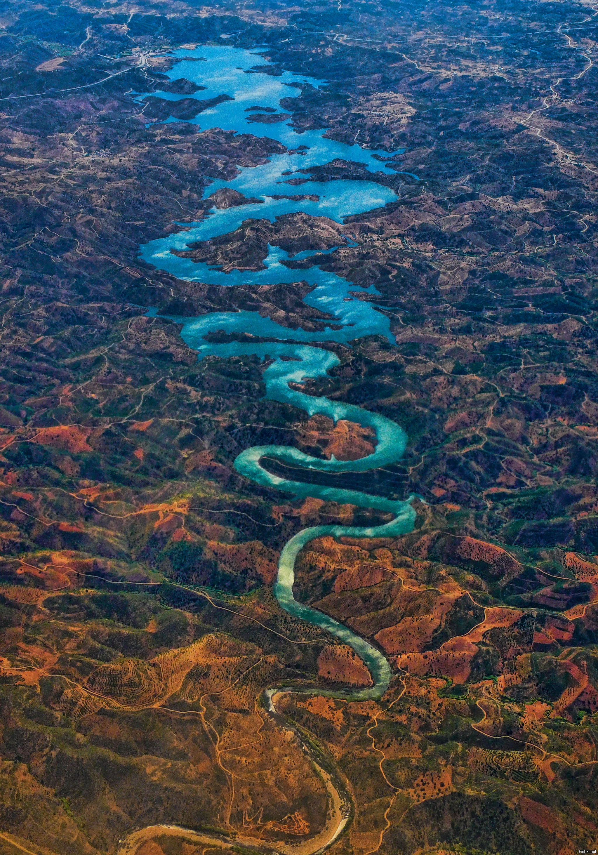 Первая река в мире. Река Оделейте Португалия. Река оделеит в Португалии. Голубой дракон река Оделейте. Река Амазонка.