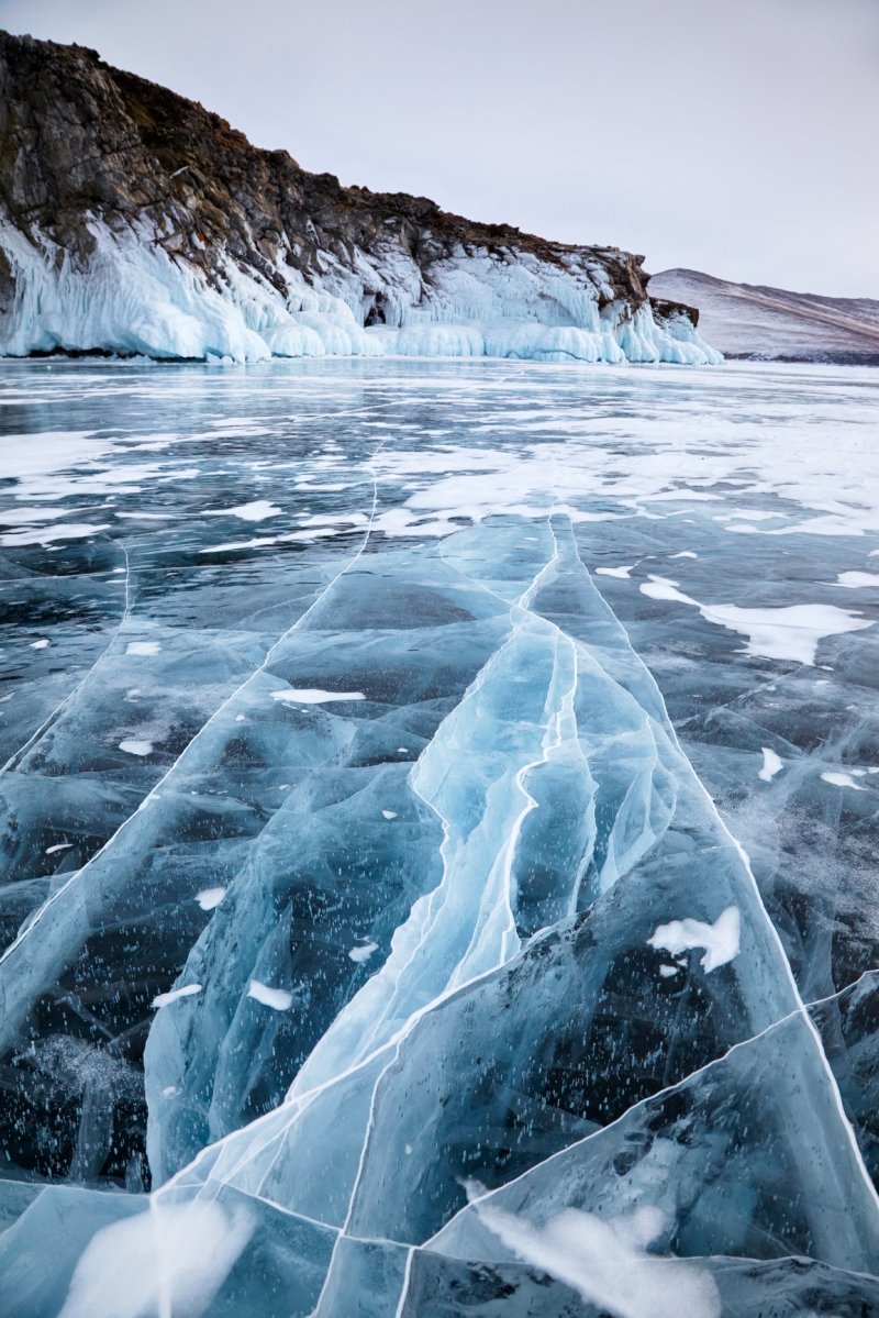 Красота замерзшего озера Байкал