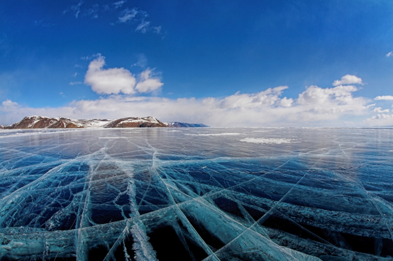 Красота замерзшего озера Байкал