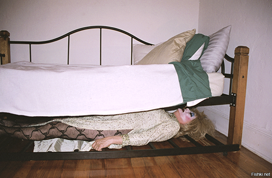 Она лазила под кроватью и он увидел весь зад молодых