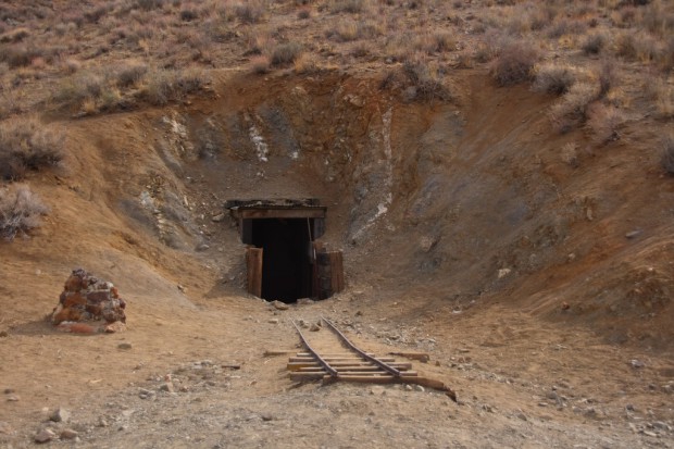 Крот Уильям Шмидт и этот человек почти 40 лет рыли туннель в пустыне и однажды он исчез, разбогател и оставил дверь открытой