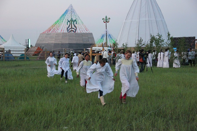 Обряд встречи солнца на празднике Ысыах в Якутии