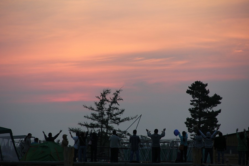 Обряд встречи солнца на празднике Ысыах в Якутии