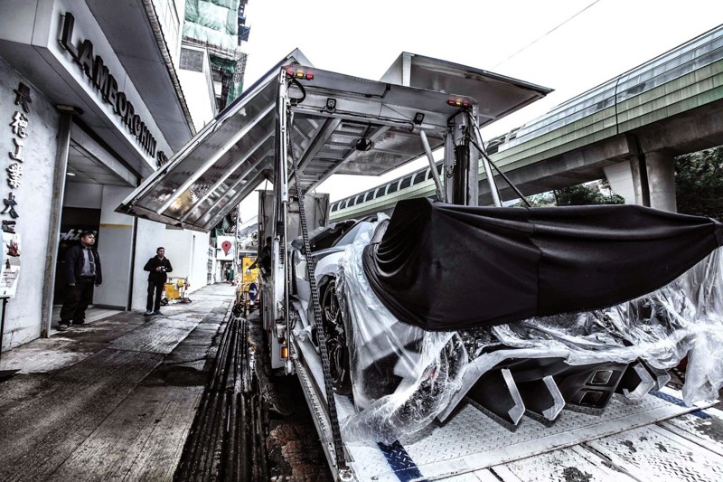 Белый Lamborghini Veneno Roadster прибыл в Гонконг