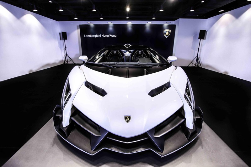 Белый Lamborghini Veneno Roadster прибыл в Гонконг