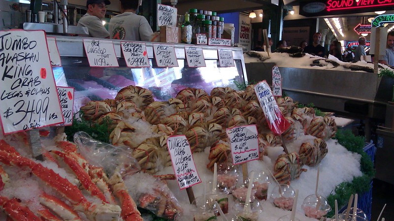 Рыбный рынок на берегу океана