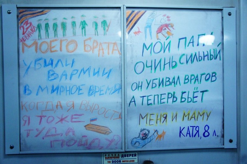 петербургские активисты развесили в метро антивоенные плакаты