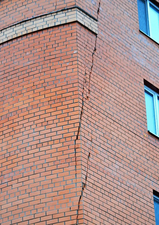 трещины на фасаде кирпичного дома