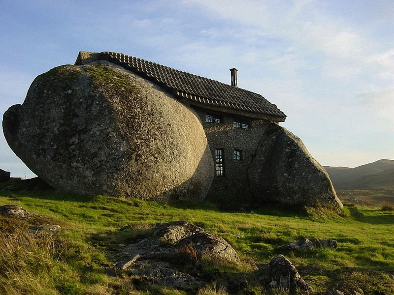 8. Дом из цельного камня (Stone House) в Португалии.