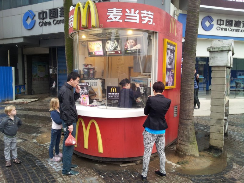 Самый маленький ресторан Макдоналдс находится в Токио, Япония. Его площадь  – всего 46 квадратных метров