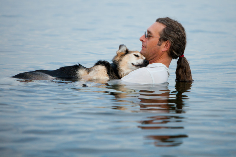 Каждый вечер этот человек относит своего больного пса к озеру, чтобы облегчить его боль