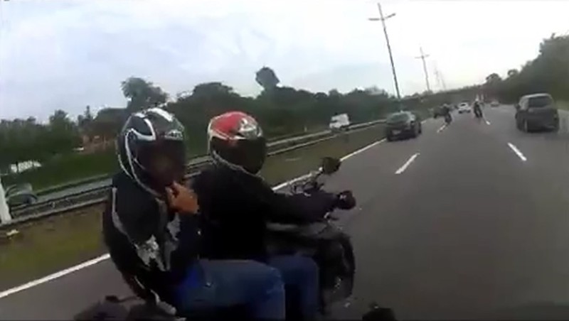 Как нужно бежать на мотоцикле от грабителей! 