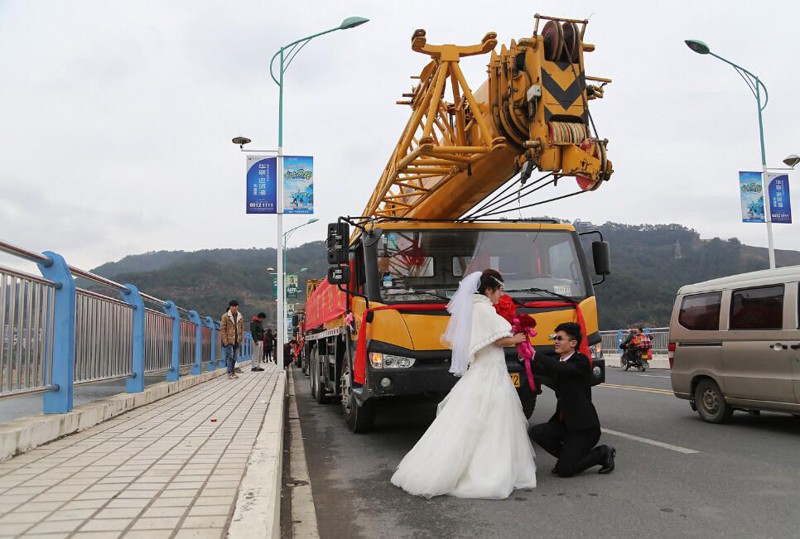 Очень необычный свадебный кортеж в Китае