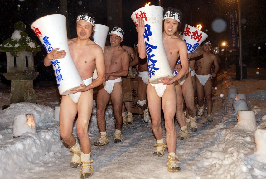 Фестиваль толкающихся и полуголых мужчин в Японии
