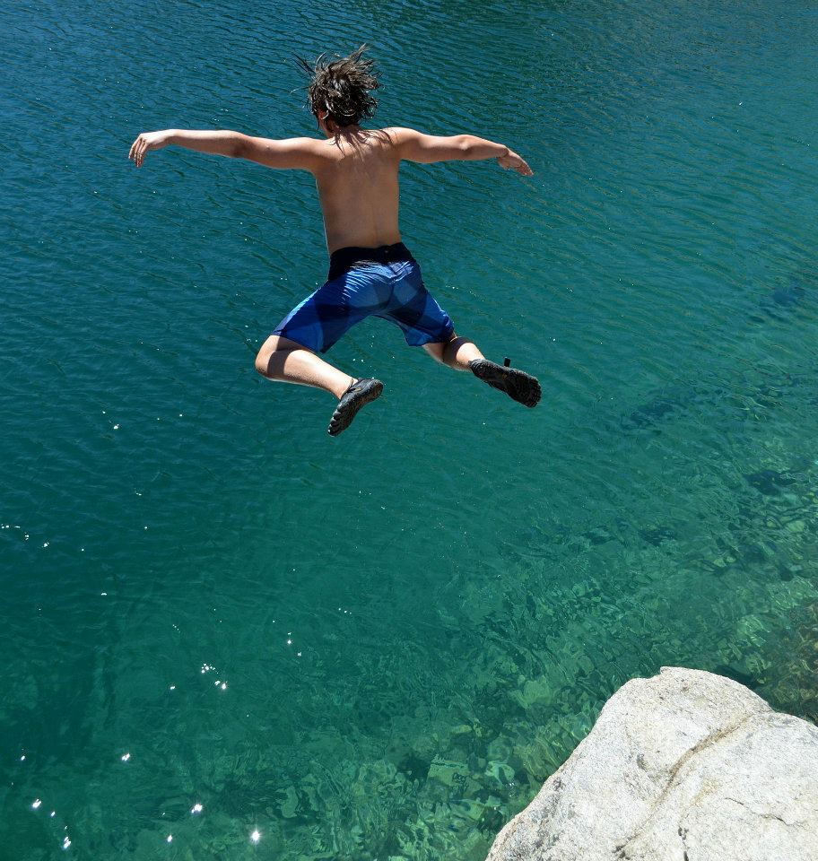 Прыжки с лодки. Прыжок в море. Человек прыгает в воду. Парень прыгает в море. Мальчик прыгает в воду.