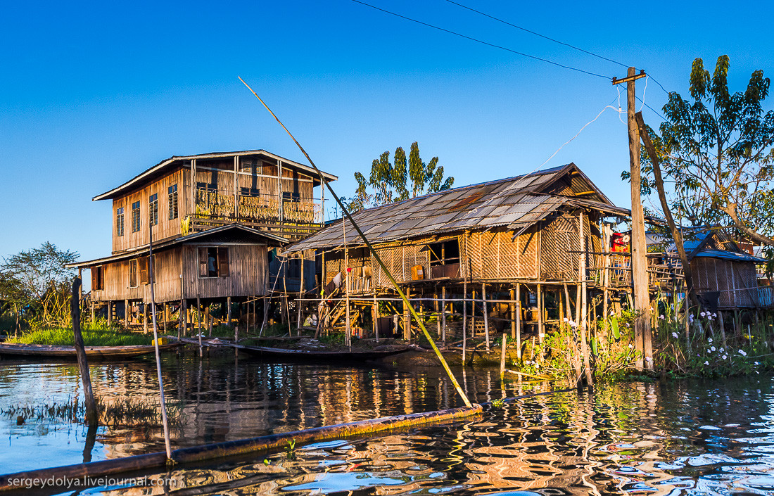 Water village. Плавучие деревни Бирма. Деревня на воде. Деревушка на воде. Бирма деревня на воде.