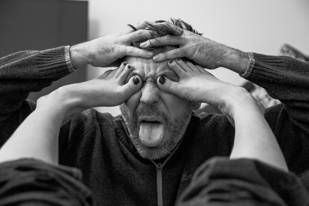 Закрыл глаза