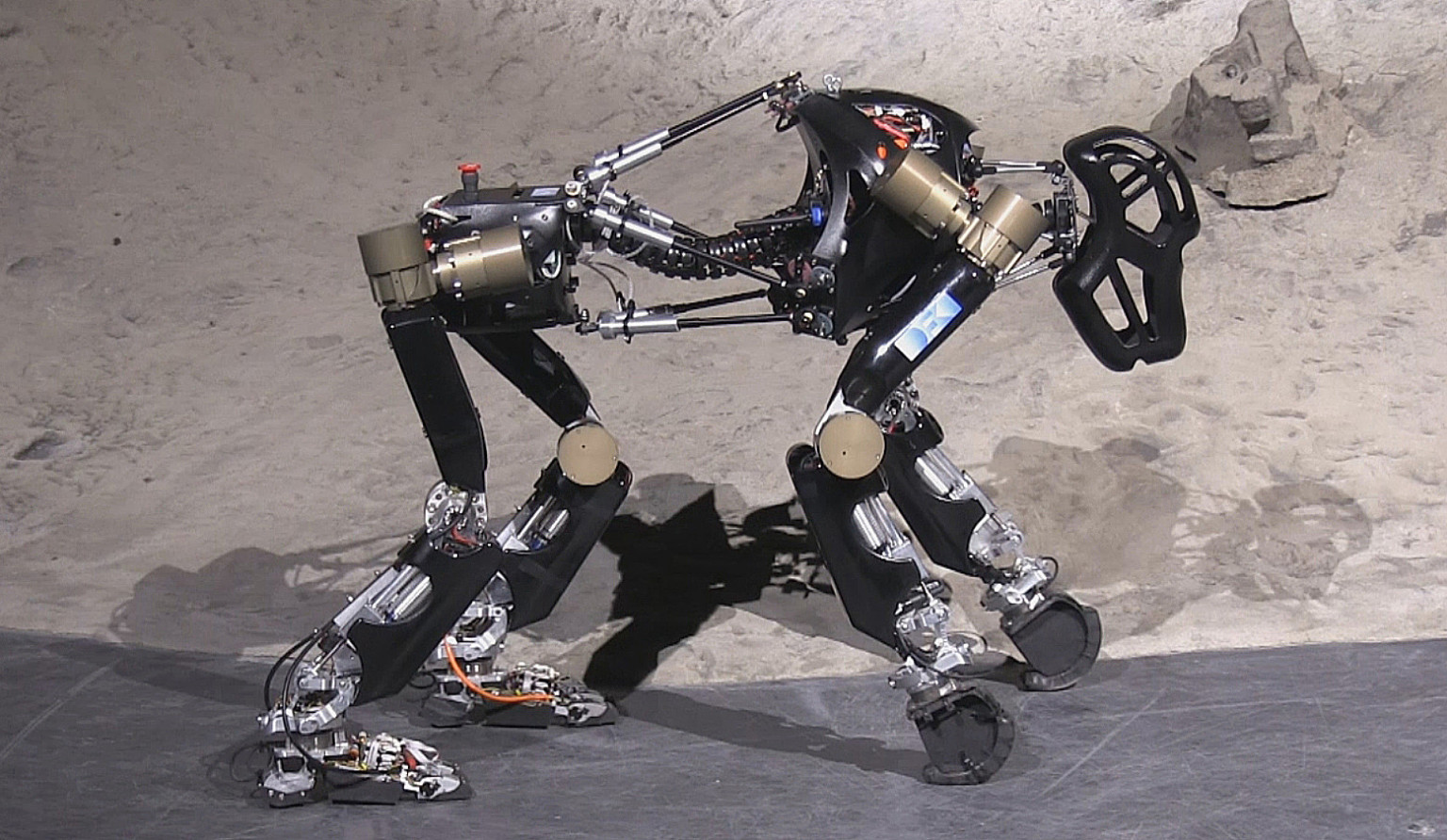 Шагающая камера. Шагающие роботы. Двуногие роботы шагающие. Роботизированный механизм. Шагающий робот.