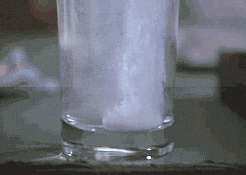 Наблюдение за "газированной" таблеткой, растворяющейся в стакане воды
