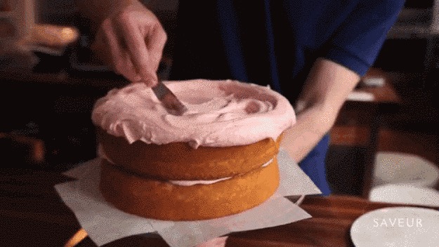 Размазывание глазури по торту