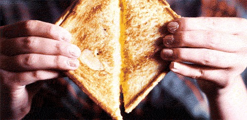 Разделение горячего сэндвича с плавленым сыром