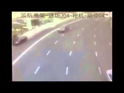 Ужасное дтп в Китае от мощного удара автомобиля люди падали с моста  