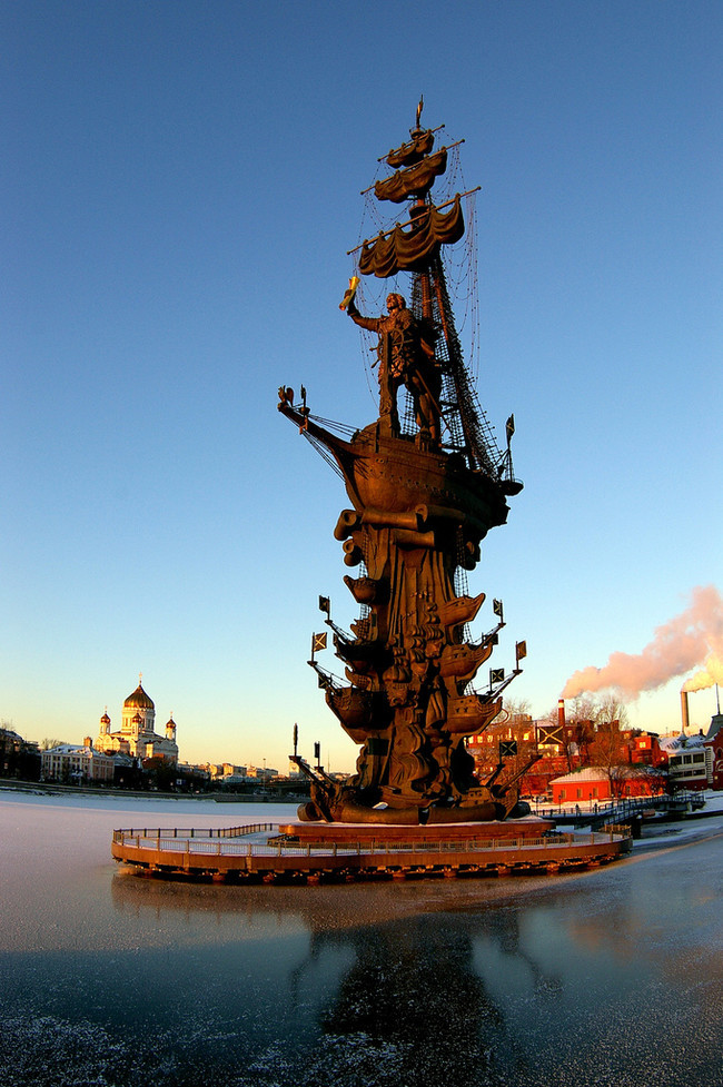Памятник петру 1 в москве на москве реке