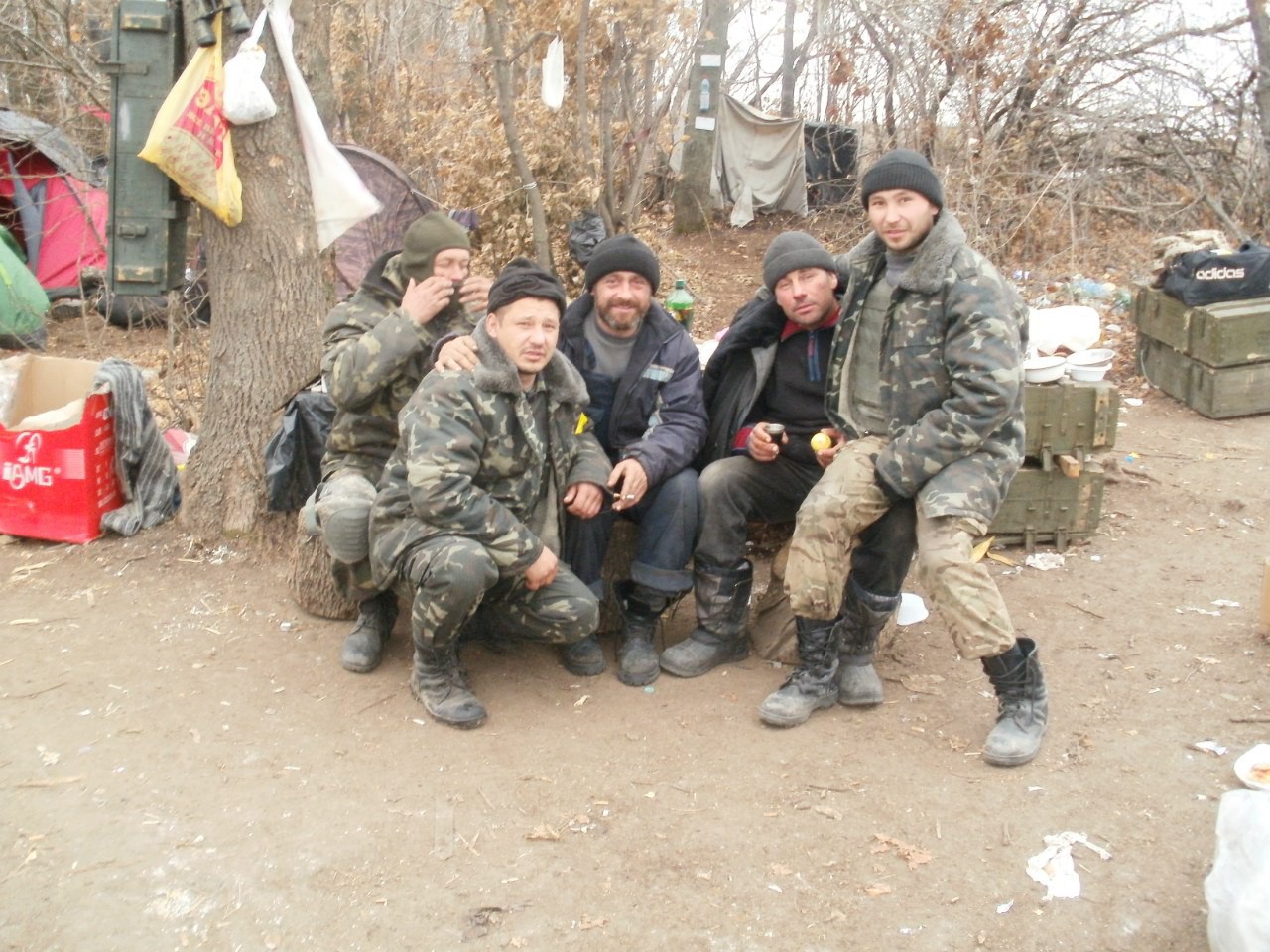 Военный бомж. Украинские военные бомжи. Украинская армия оборванцы. Украинские солдаты военные бомжи.