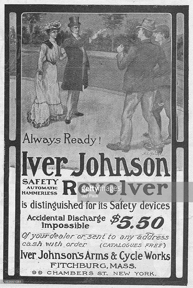 Реклама бескуркового револьвера Iver Johnson изображает пару, которая защищается от негодяя, Массачусетс, 1902.