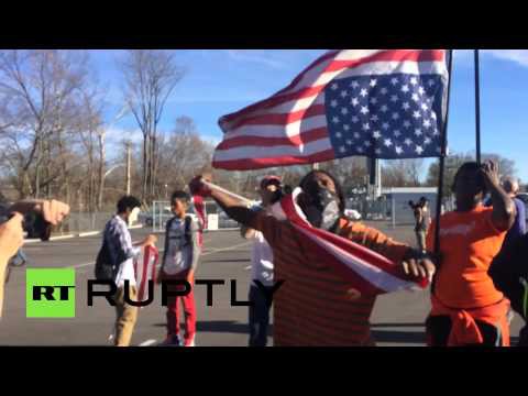 Протестующие в Фергюсоне рвут в клочья американские флаги