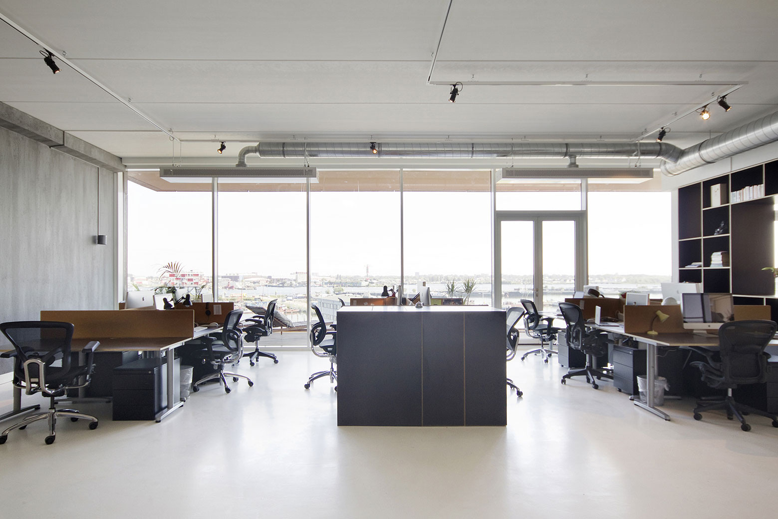 Офис картинка. Опен Спейс офис с панорамными окнами. Офис изнутри. Офис панорама. Современный офис внутри.